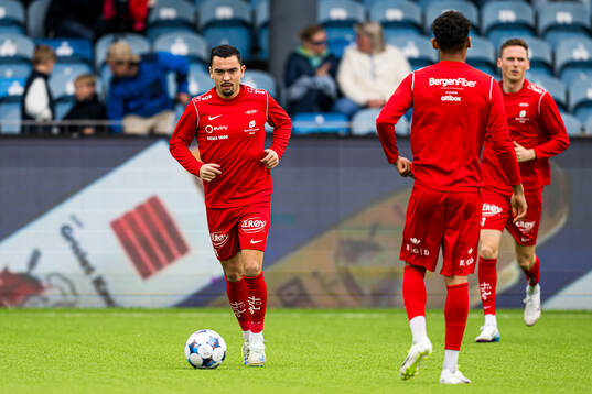 Niklas Castro of Brann warms up