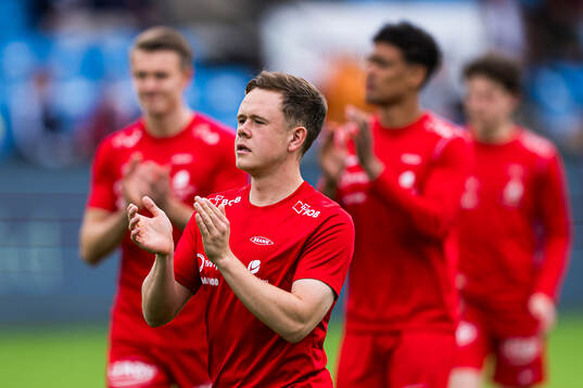 Eggert Aron Gudmundsson of Brann warms up