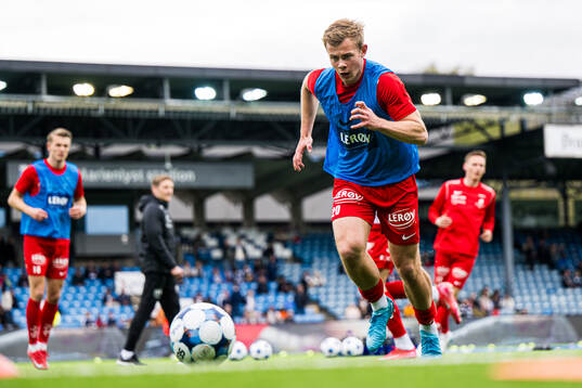 Aune Heggebø of Brann warms up