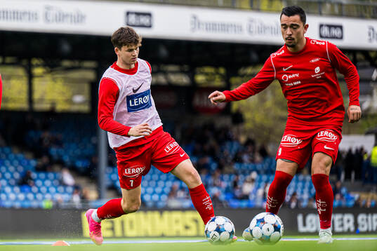 Mads Hansen and Niklas Castro of Brann warms up