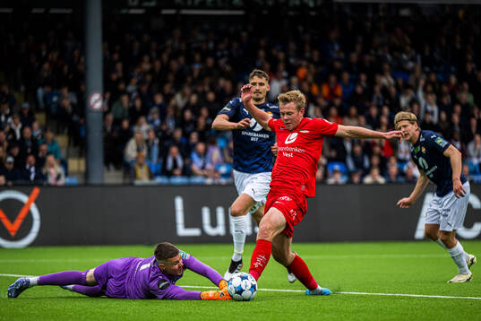 Aune Heggebø of Brann missing a chance to score