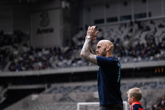 Magnus Eriksson tackas av
