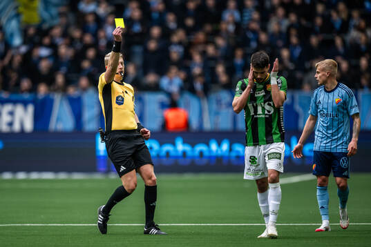 GAIS William Milovanovic tilldelas ett gult kort av Domare