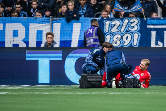 Djurgårdens målvakt Jacob Rinne undersöks av medicinsk