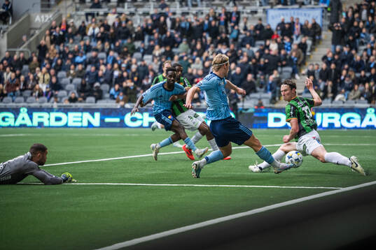Djurgårdens Tokmac Nguen och Tobias Gulliksen mot GAIS