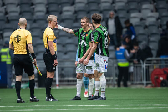 Domare Adam Ladebäck i diskussion med GAIS Lucas Hedlund