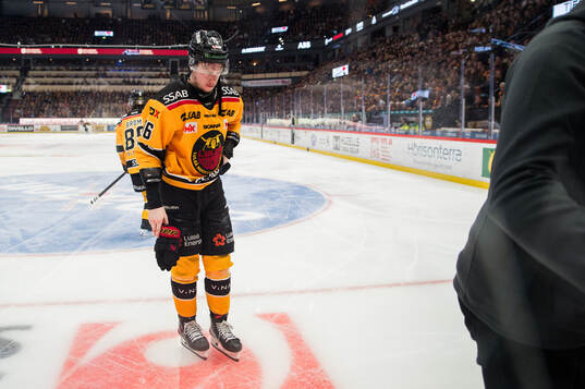 Luleås Pontus Andreasson lämnar isen