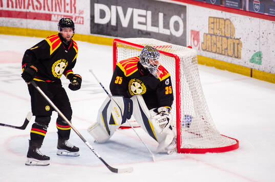 Brynäs Christian Djoos och målvakt Frans Tuohimaa
