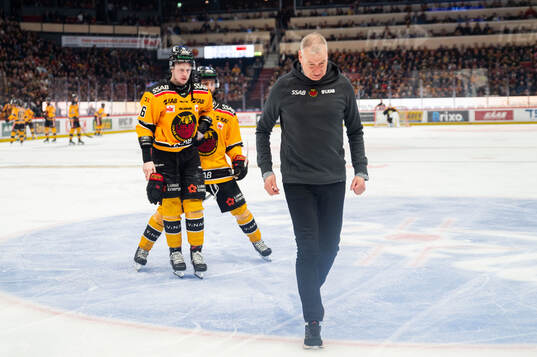 Luleås Pontus Andreasson lämnar isen