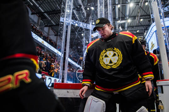 Brynäs målvakt Erik Källgren deppar