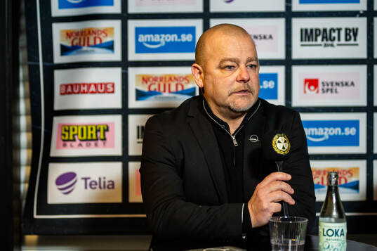 Brynäs tränare Niklas Gällstedt  på presskonferensen