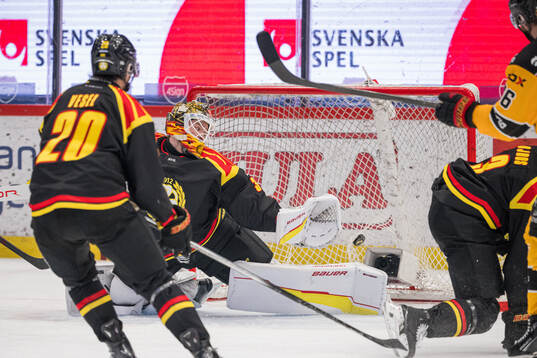 Luleås Anton Levtchi gör 0-2 påBrynäs målvakt Erik