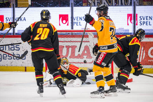 Luleås Anton Levtchi jublar och Brynäs målvakt Erik