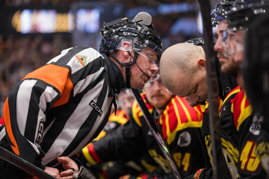 Domare Mikael Holm och Brynäs tränare Niklas Gällstedt