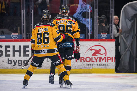 Luleås Pontus Andreasson lämnar isen med skada