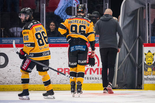 Luleås Pontus Andreasson lämnar isen med skada