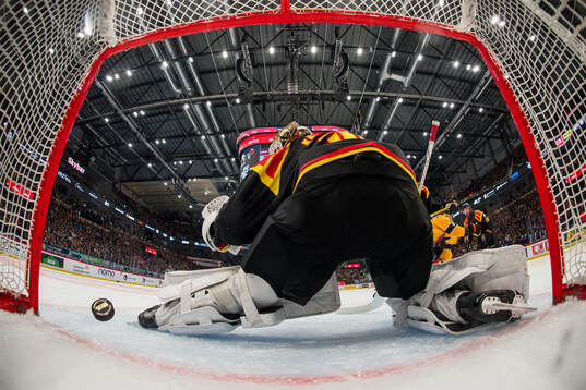 Luleås Brendan Shinnimin gör 0-3 på Brynäs målvakt