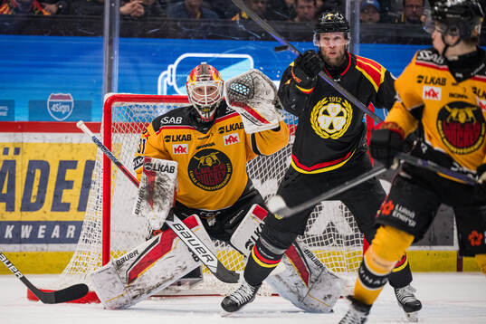 Luleås målvakt Matteus Ward och Brynäs Greg Scott