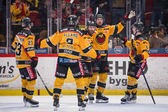 Linus Omark jublar med Linus Omark och Isac Hedqvist