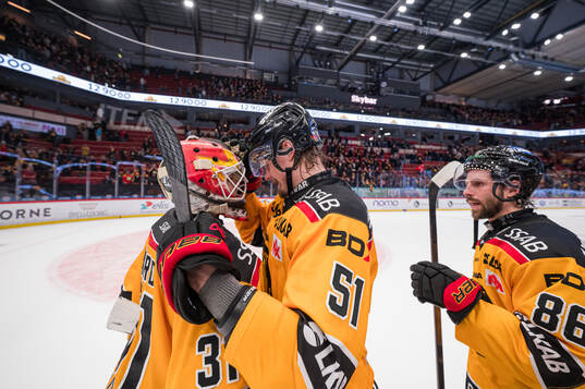 Luleås målvakt Matteus Ward och Markus Nurmi jublar