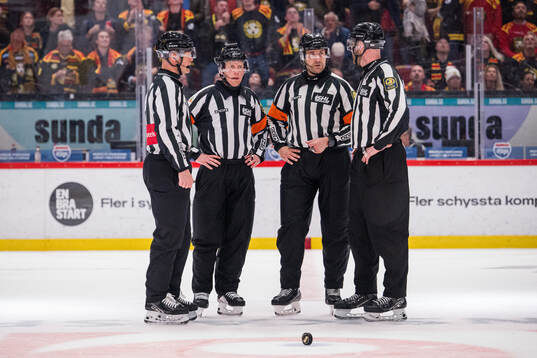 Domare Mikael Holm och Mikael Sjöqvist med linjedomare