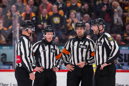 Domare Mikael Holm och Mikael Sjöqvist med linjedomare