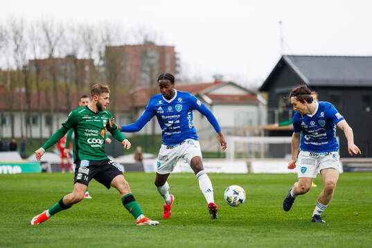 Varbergs Oliver Alfonsi mot Umeå FCs Djoseph Bangala och