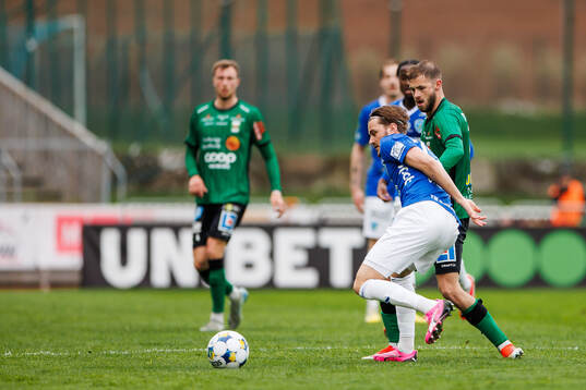 Umeå FCs Tim Olsson och Varbergs Oliver Alfonsi