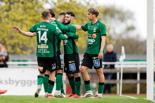 Varbergs Laorent Shabani jublar med laget