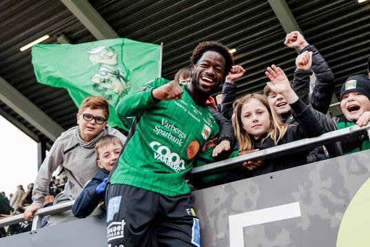 Varbergs Kevin Appiah Nyarko jublar med publiken
