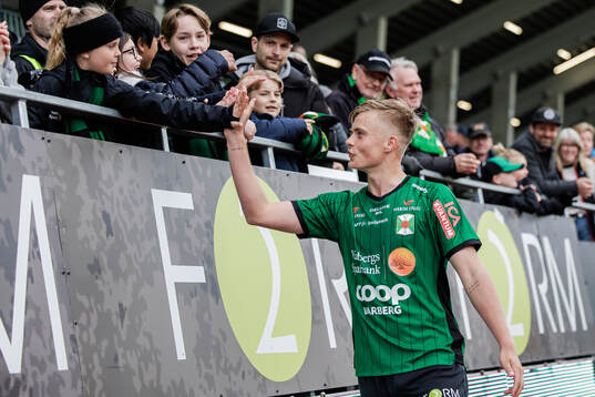 Varbergs Edvin Tellgren jublar med publiken