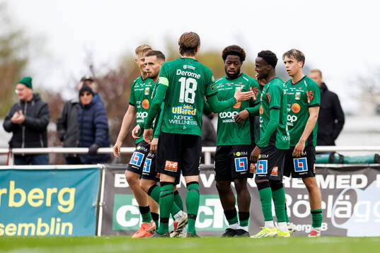 Varbergs Kevin Appiah Nyarko jublar med laget