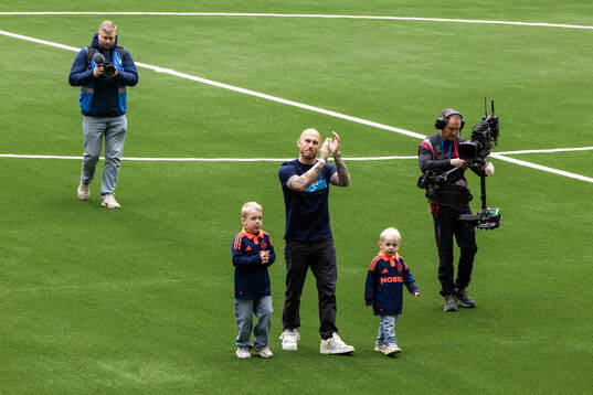 Magnus Eriksson tackas av