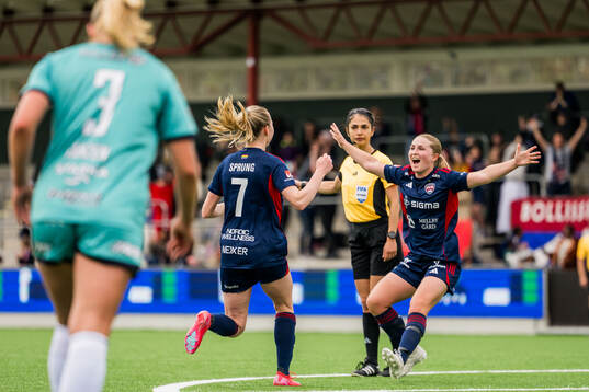 Rosengårds Bea Sprung och Hanna Andersson jublar