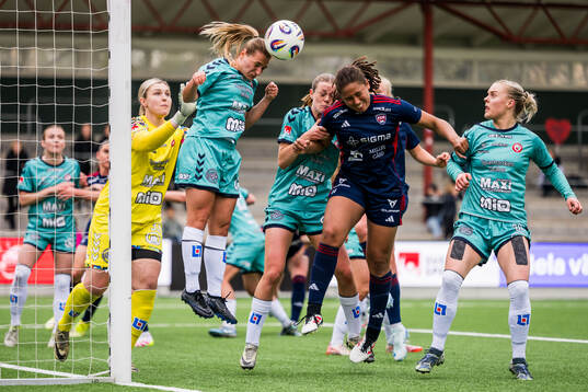 Kristianstads målvakt Moa Olsson och Emma Petrovic