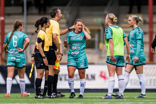 Domare Maral Mirzai och Kristianstads Emma Petrovic, Katla