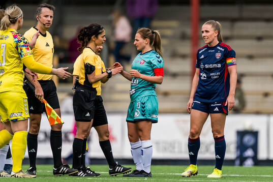 Domare Maral Mirzai och Kristianstads Emma Petrovic