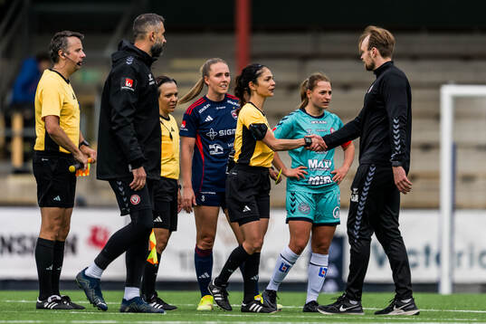 Domare Maral Mirzai och Kristianstads tränare Daniel