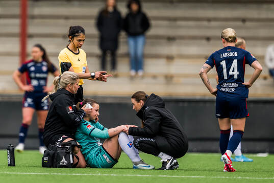 Kristianstads Alice Egnér får vård av medicinsk personal