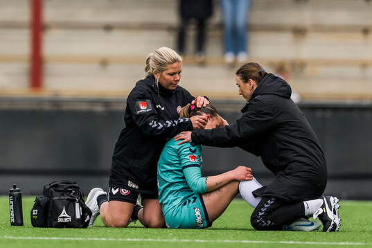 Kristianstads Alice Egnér får vård av medicinsk personal