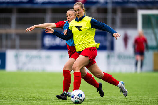 Mina Bell Folland of Røa warms up
