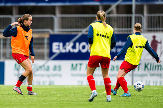 Elle Ulstein of Røa warms up