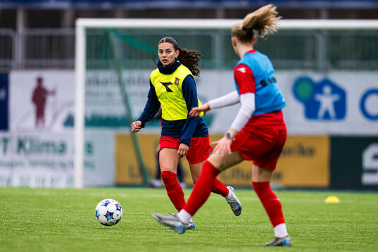 Ida Hasselgård of Røa warms up
