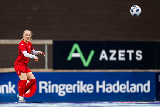 Mia Hambro Svendsen of Røa warms up