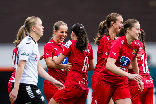 Mina Bell Folland of Røa celebrates