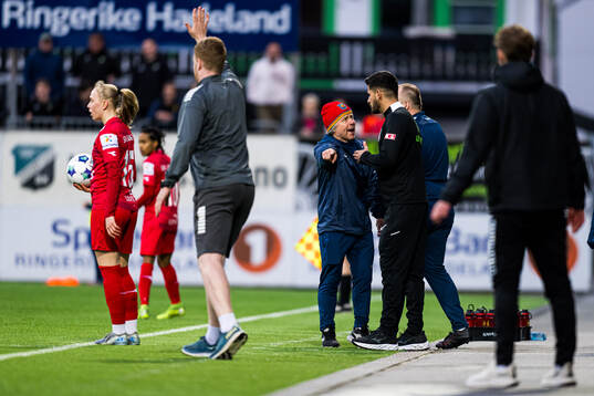 Geir Nordby, head coach of Røa, reacts