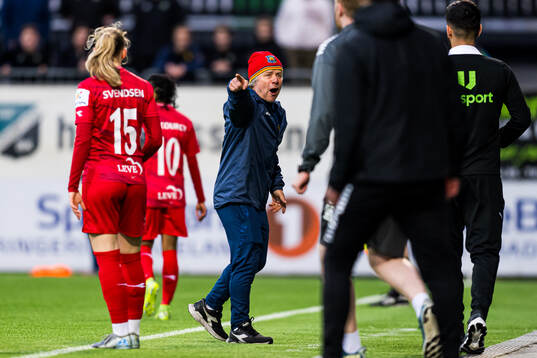 Geir Nordby, head coach of Røa, reacts