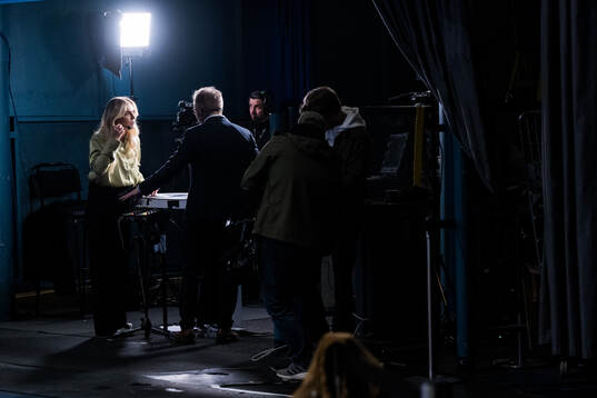 s programledare Kajsa Kalméus i studion
