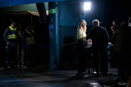 s programledare Kajsa Kalméus i studion