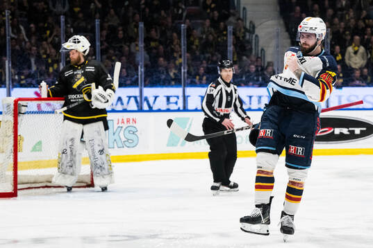 Djurgårdens Albin Grewe jublar och AIKs målvakt Victor